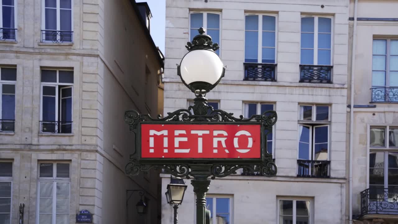 el cartel rojo del metro de parís en un poste de luz
