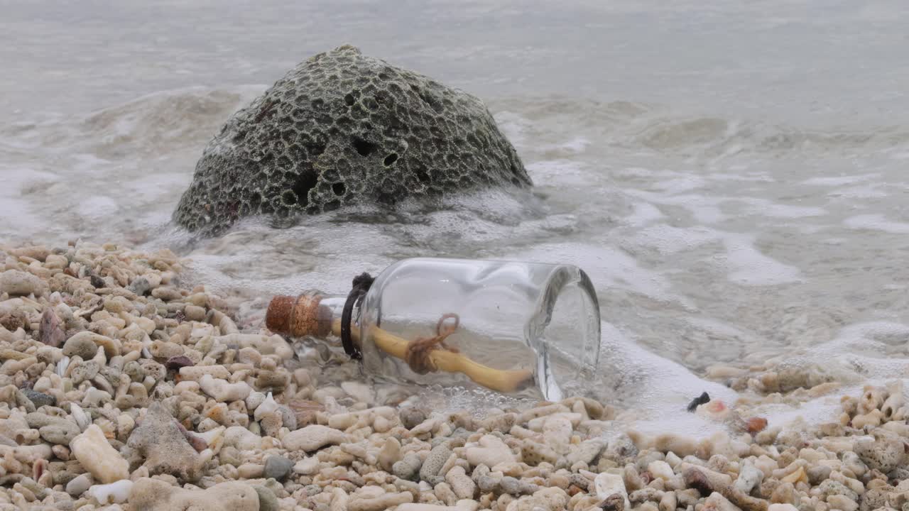mensaje en la botella en una playa de arena