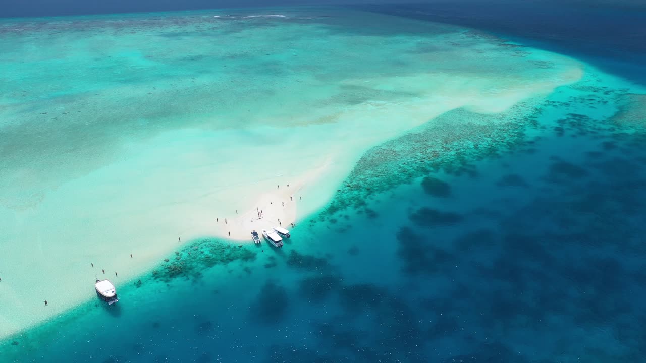 vista aérea del banco de arena tropical y la laguna con arrecifes de coral y turista, maldivas