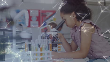 animación de conexiones sobre una estudiante biracial usando un microscopio en la clase de ciencias