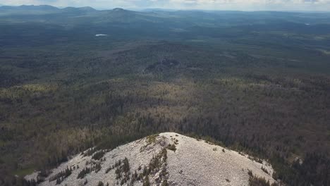vista aérea de un paisaje montañoso