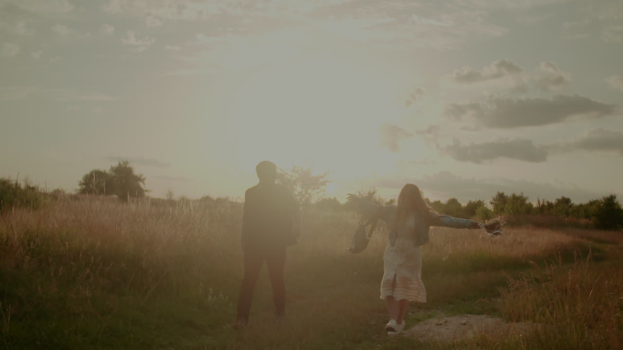 휴가 3에 걷고 웃는 매력적인 평온한 젊은 부부