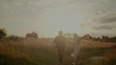 atractiva pareja joven despreocupada caminando y sonriendo en vacaciones 3