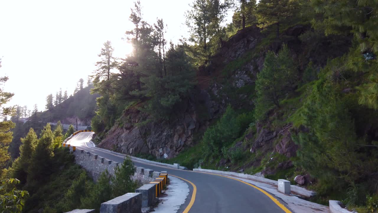 카슈미르 산 정상의 아름다운 길