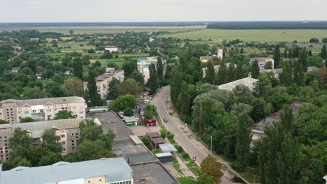 video aéreo de drones de los edificios de la ciudad de kalyta en la frontera del oblast de kyiv y el oblast de chernihiv ucrania
