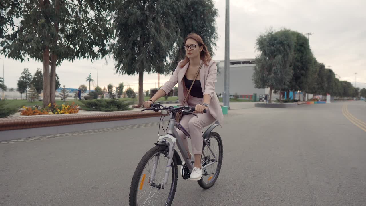 공원에서 자전거를 타는 여자