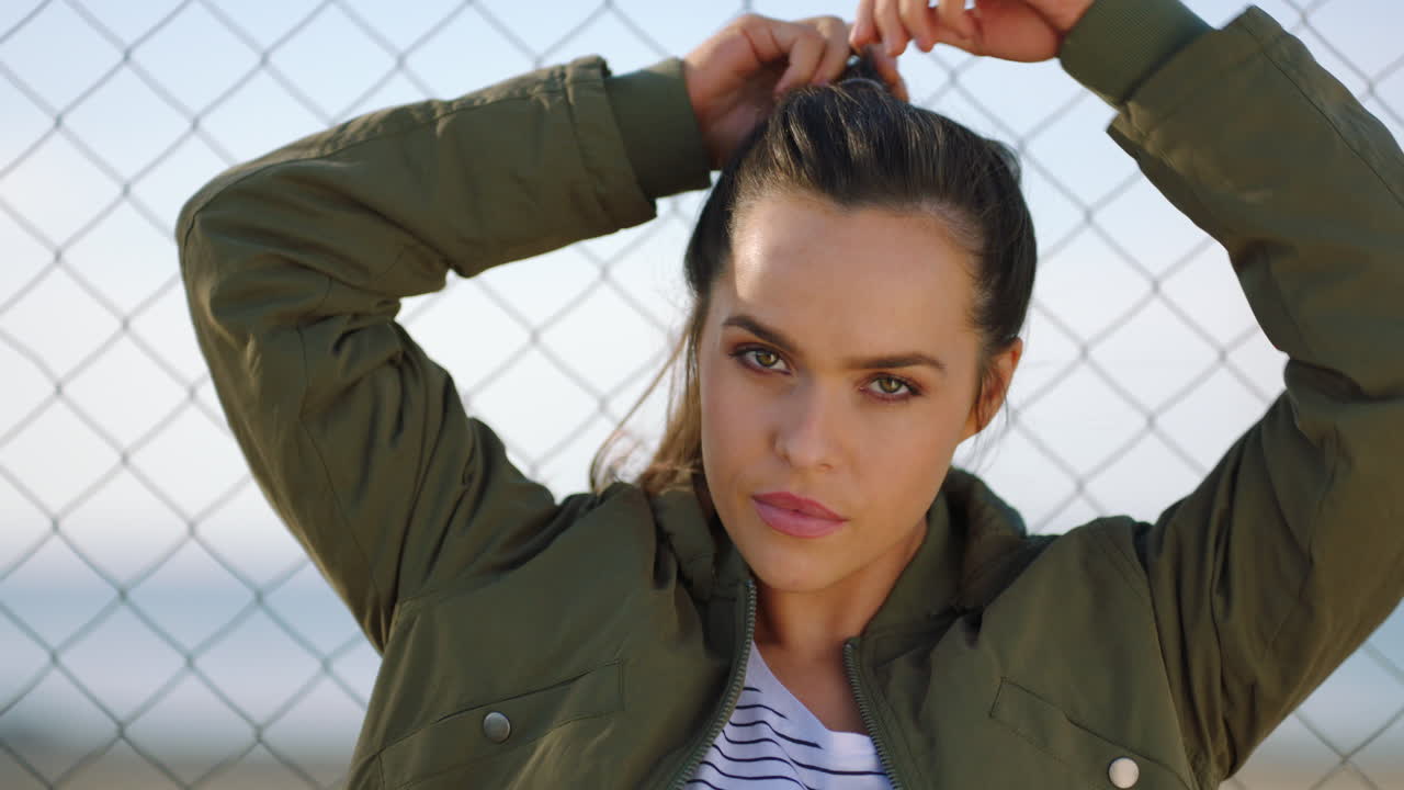 una mujer joven en vacaciones desatando su cabello