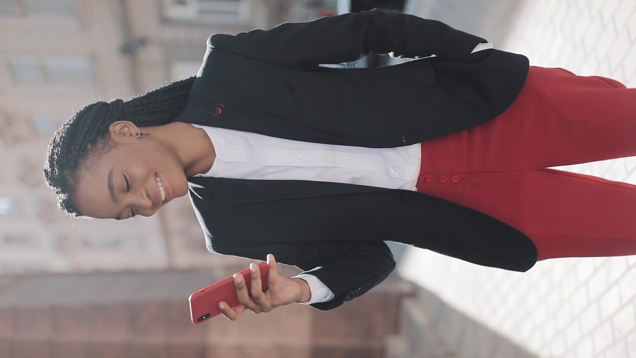 Giovane donna professionista che usa lo smartphone all'aperto