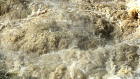 Primer-Plano-De-Cámara-Lenta-De-Agua-Hirviendo-En-Aguas-Termales