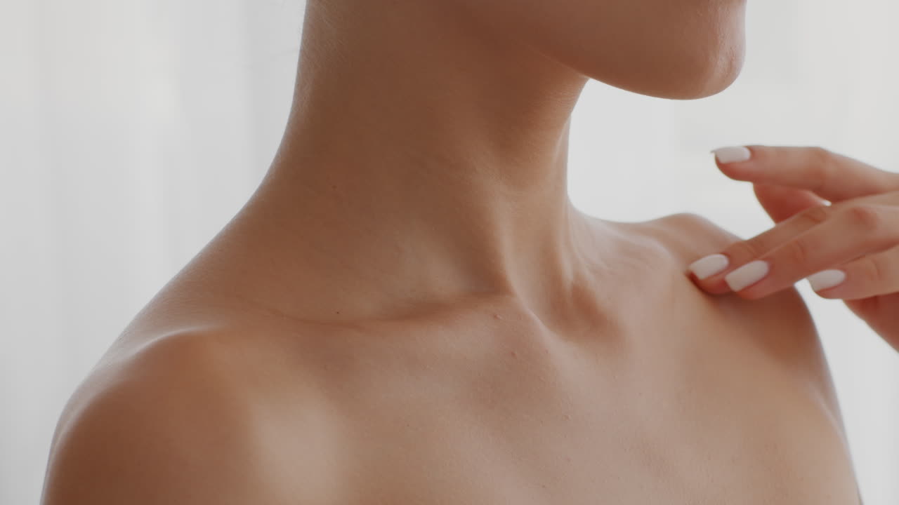 primer plano del cuello y el hombro de la mujer