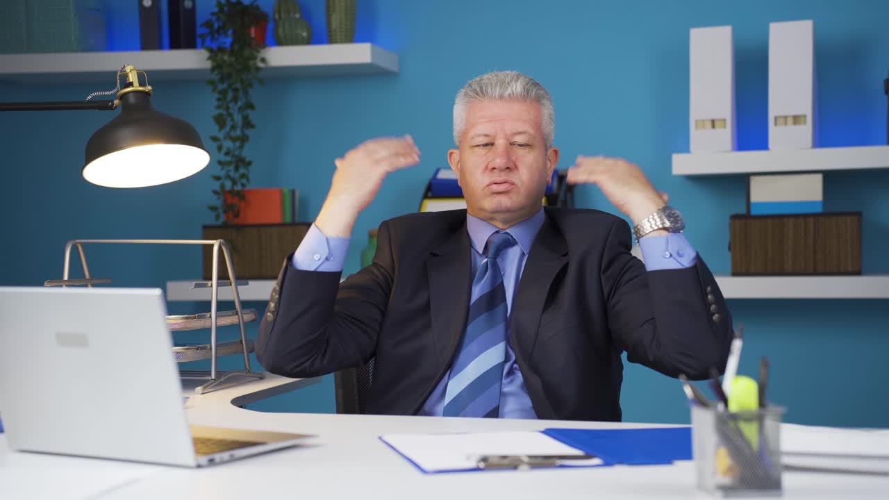 뜨겁고 습한 날씨에 지쳐있는 사업가입니다.