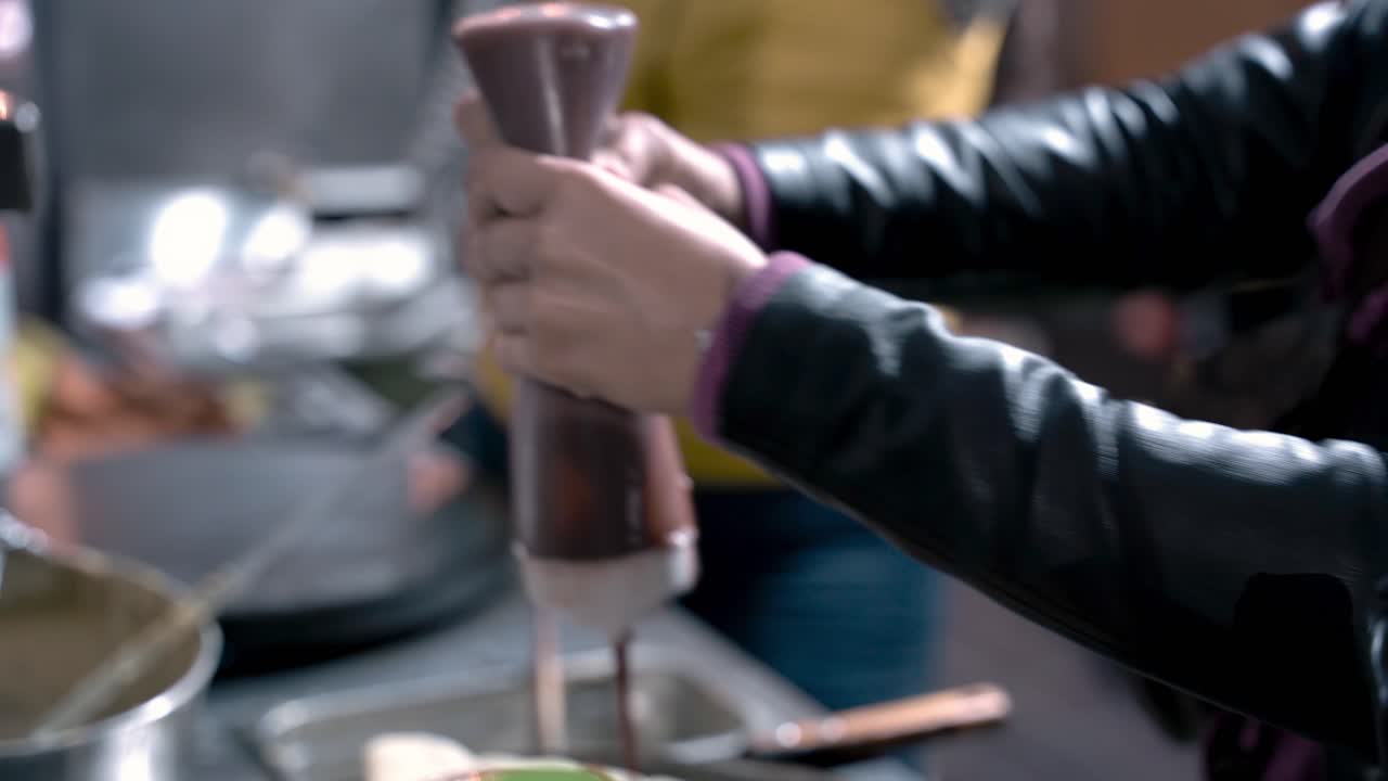 크레이프에 초코크림을 듬뿍 바르고