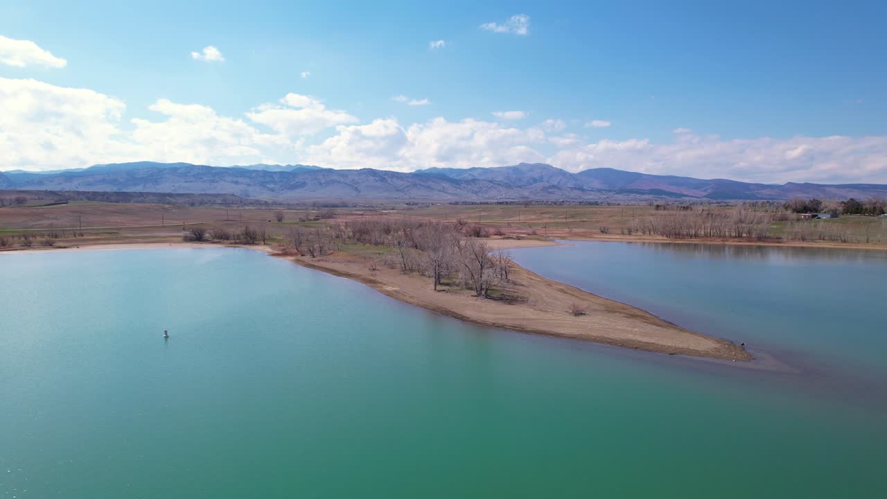 un embalse de colorado con montañas en el fondo