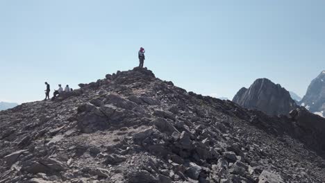 登山者在山脊上休息, 洛基山, 卡納納斯基, 阿爾伯塔加拿大