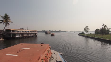 Fähre,-Die-Auf-Den-Backwaters-Von-Alleppey-In-Indien-Kreuzt