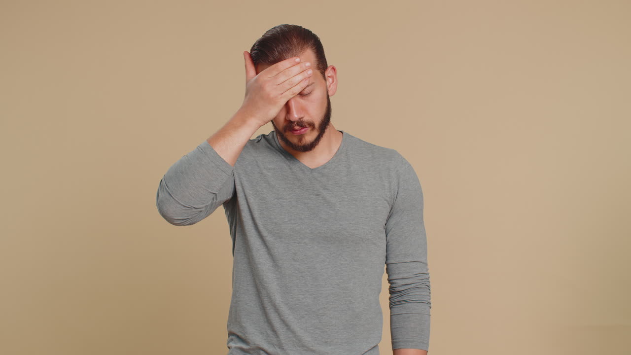 hombre libanés no saludable tos cubriendo la boca con la mano sensación de enfermedad, alergia o infección viral