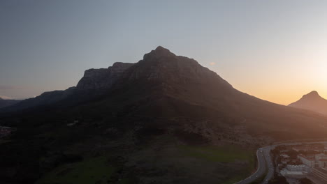 Atardecer-Drone-Hiper-Lapso-De-Montañas-Al-Lado-De-La-Ciudad