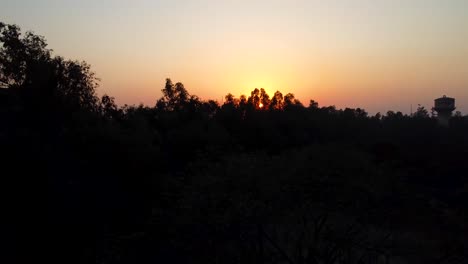 Sonnenuntergang-Orangefarbener-Dramatischer-Himmel-Luftaufnahme-Mit-Baumschatten-Am-Abend