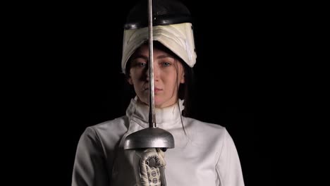 esgrimista femenina en acción