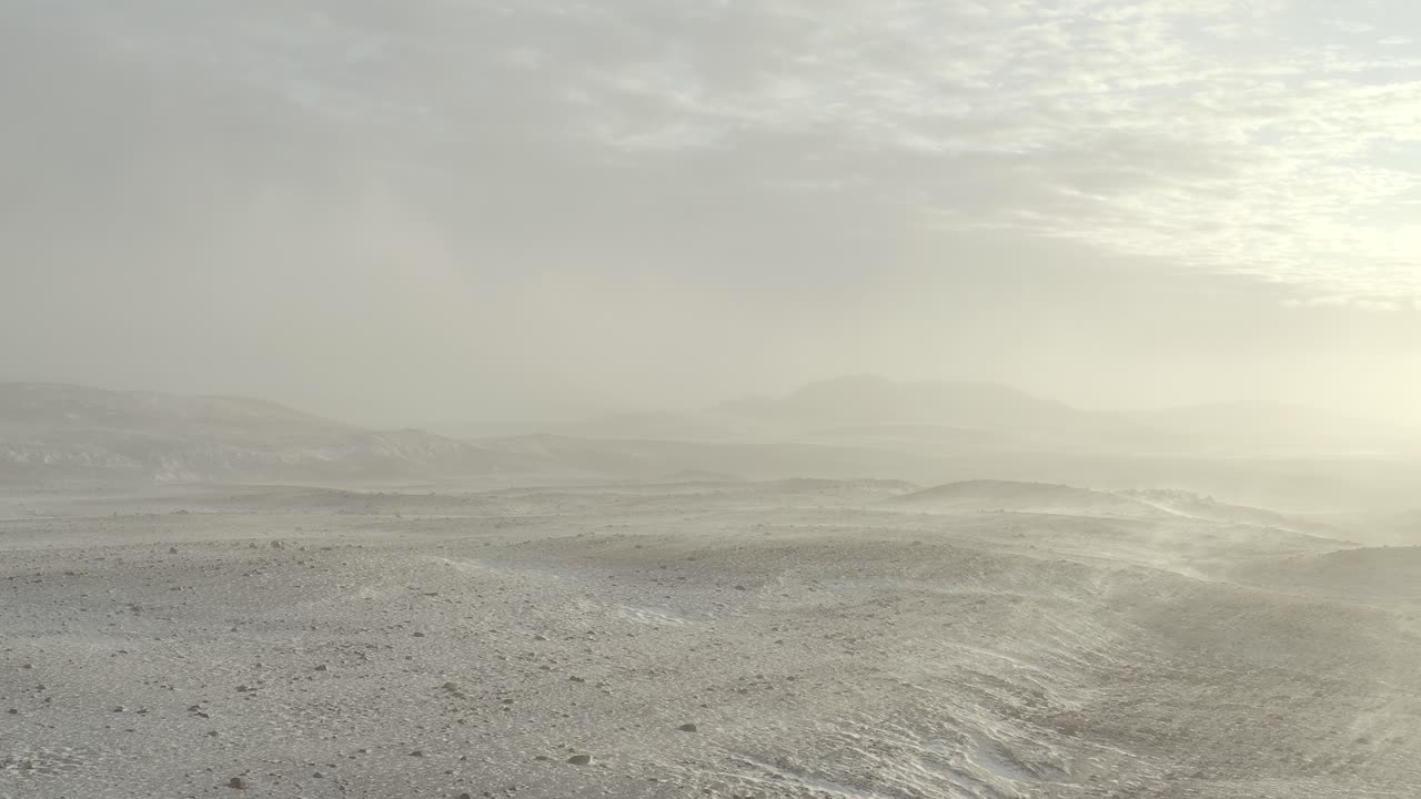 아이슬란드 백색 풍경, 무인 항공기 측면 샷에서 눈 바람 폭풍의 조감도