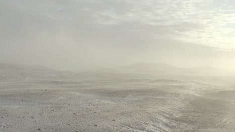 Luftaufnahme-Des-Schneewindsturms-In-Der-Weißen-Landschaft-Islands,-Seitliche-Drohnenaufnahme