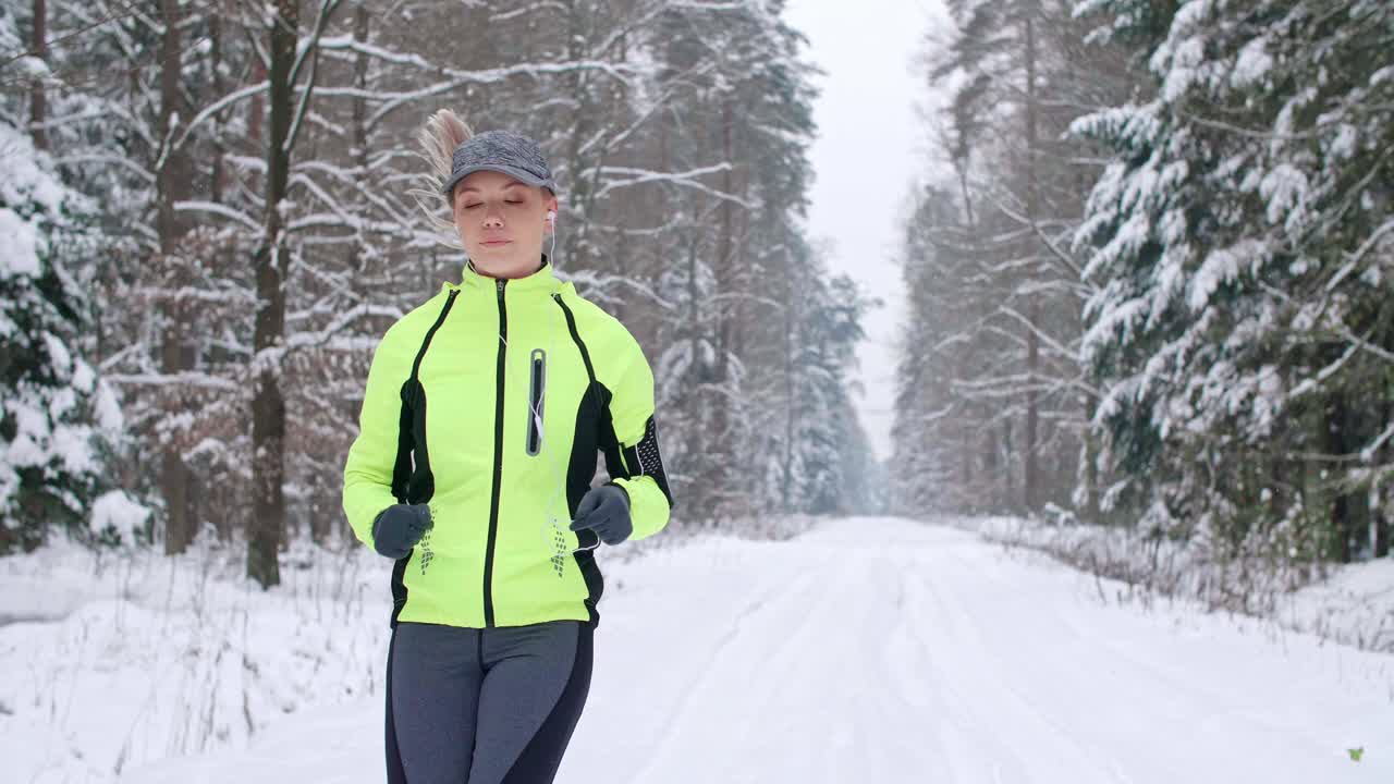뛰어다니는 젊은 여성의 앞면