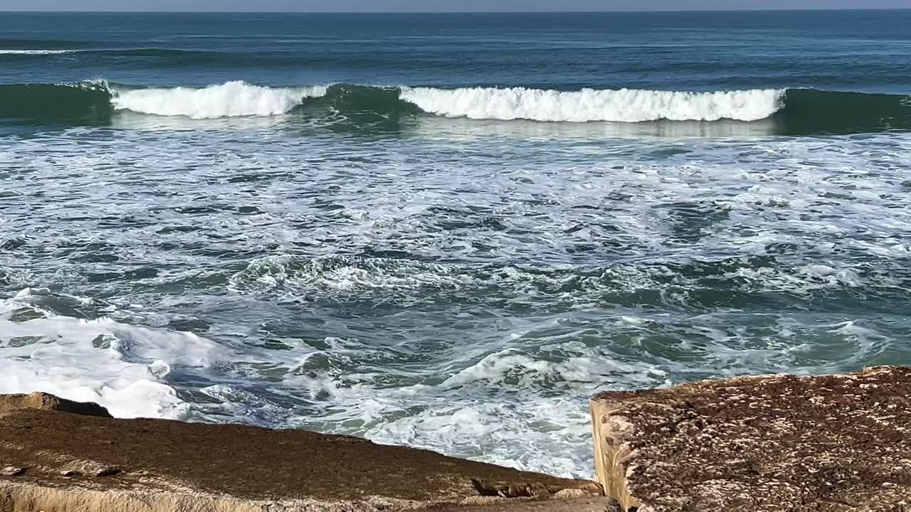 Cielo blu con onde marine e risacca