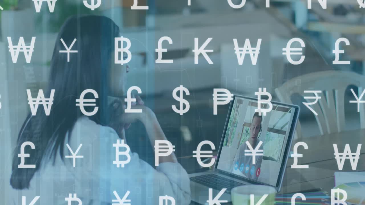 animación de símbolos de moneda sobre una mujer biracial haciendo una videollamada en una computadora portátil