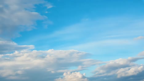 cielo azul con nubes blancas