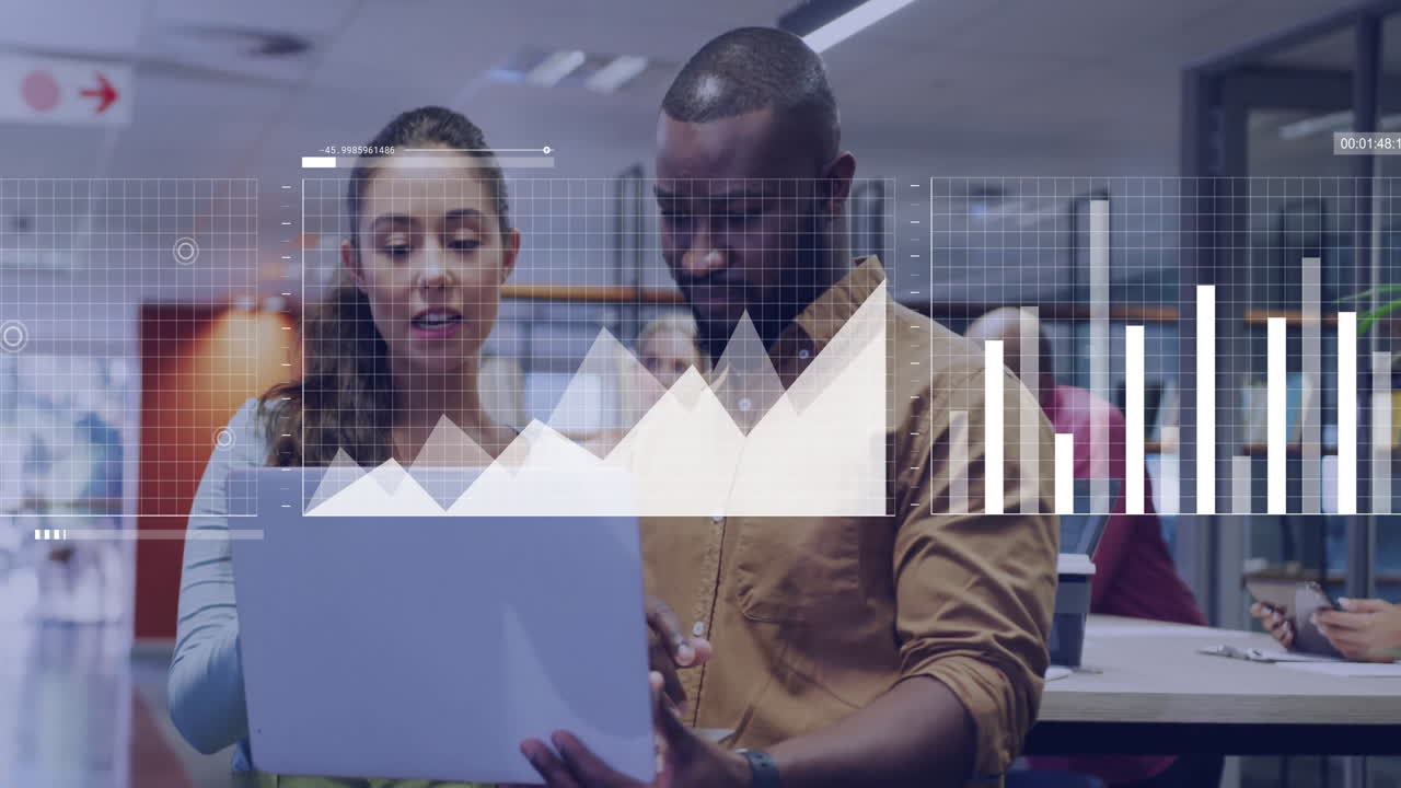 animación del procesamiento de datos financieros sobre diversos colegas que discuten el trabajo en la oficina