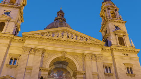 Vista-Nocturna-De-La-Basílica-De-San-Esteban-En-Budapest-Hungría