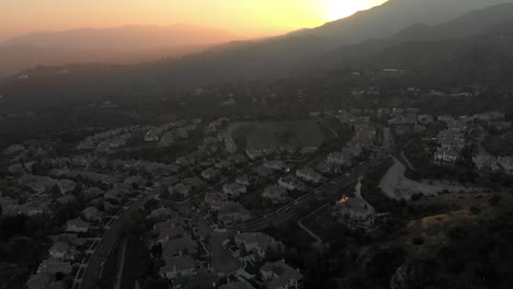 Luftbilddia-Enthüllung-Des-Sonnenuntergangs-Hinter-Dem-Berg