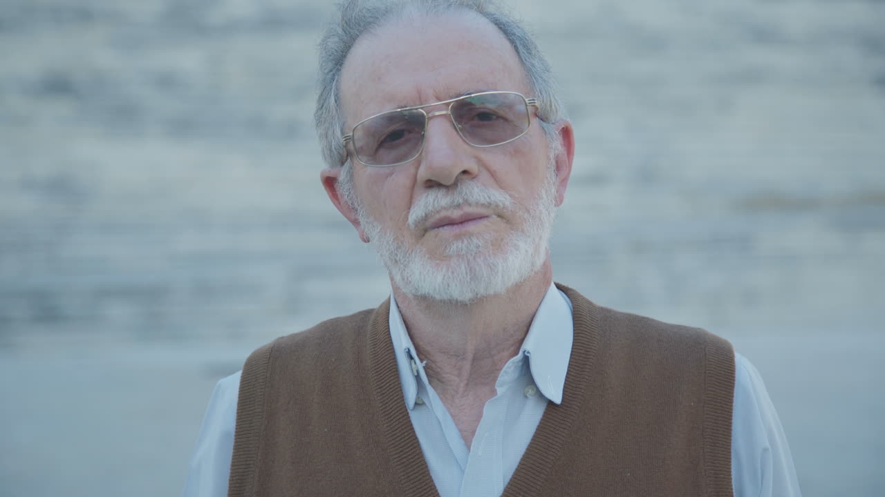 좋은 외모의 은이가 밖에 서서 카메라를 쳐다보고 있습니다.