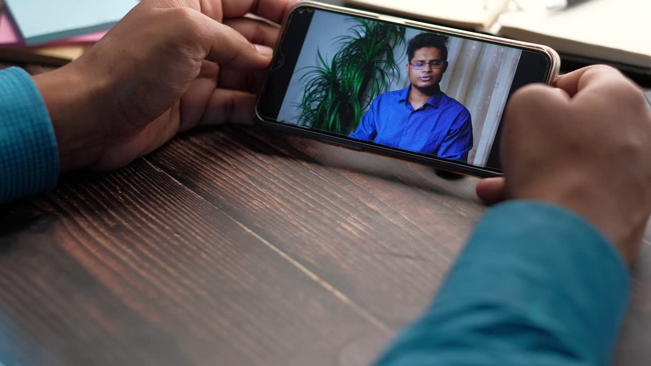 persona en una llamada de video