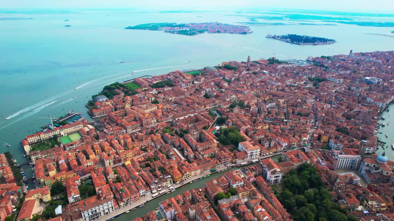 대운하와 도심을 통해 이탈리아 베니스 위의 드론 보기