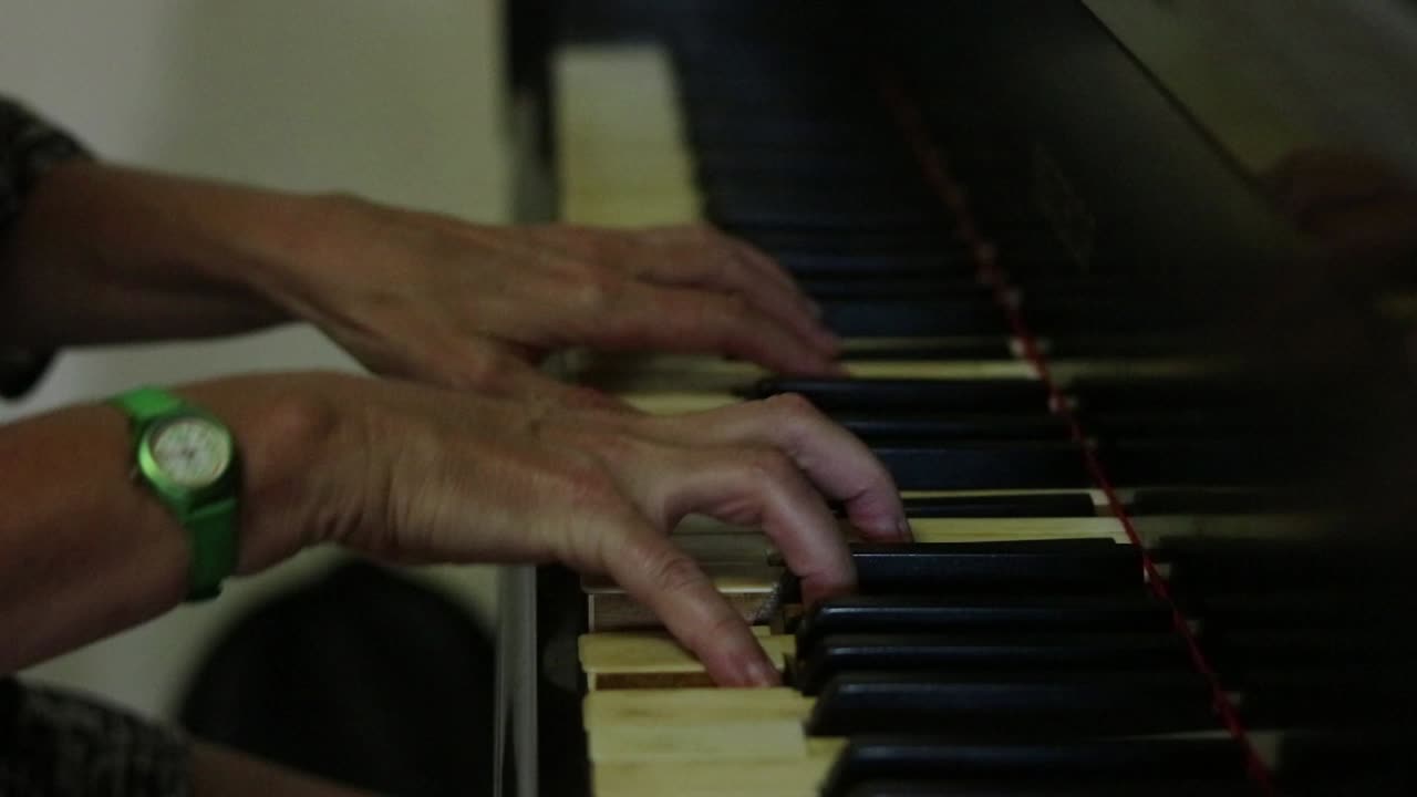 pianista experto tocando muy rápido