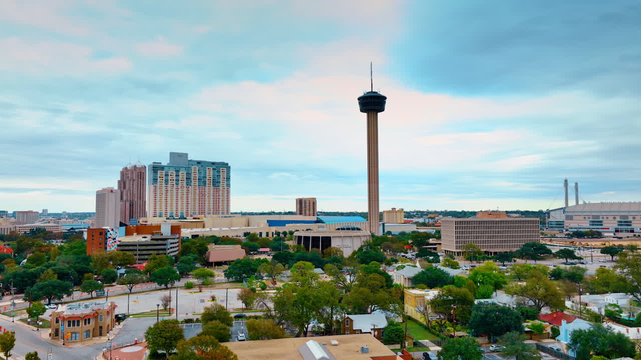 San Antonio, EE. UU., 14 de agosto de 2025: horizonte de San Antonio con la Torre de las Américas. Vista aérea a media distancia del horizonte de San Antonio dominado por la Torre de las Américas.