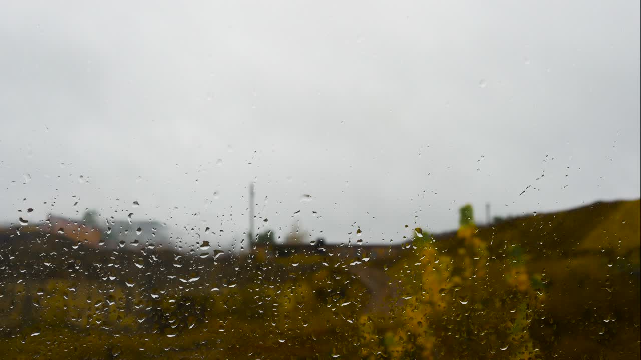 gotas de lluvia en el vidrio de las ventanas, el lapso de tiempo de la lluvia, el agua que fluye por las ventanas