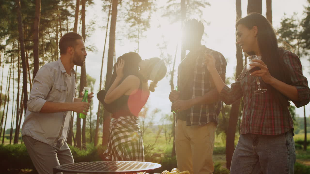 행복 한 여자 는 뒷마당 에서 개 와 함께 놀고 있다