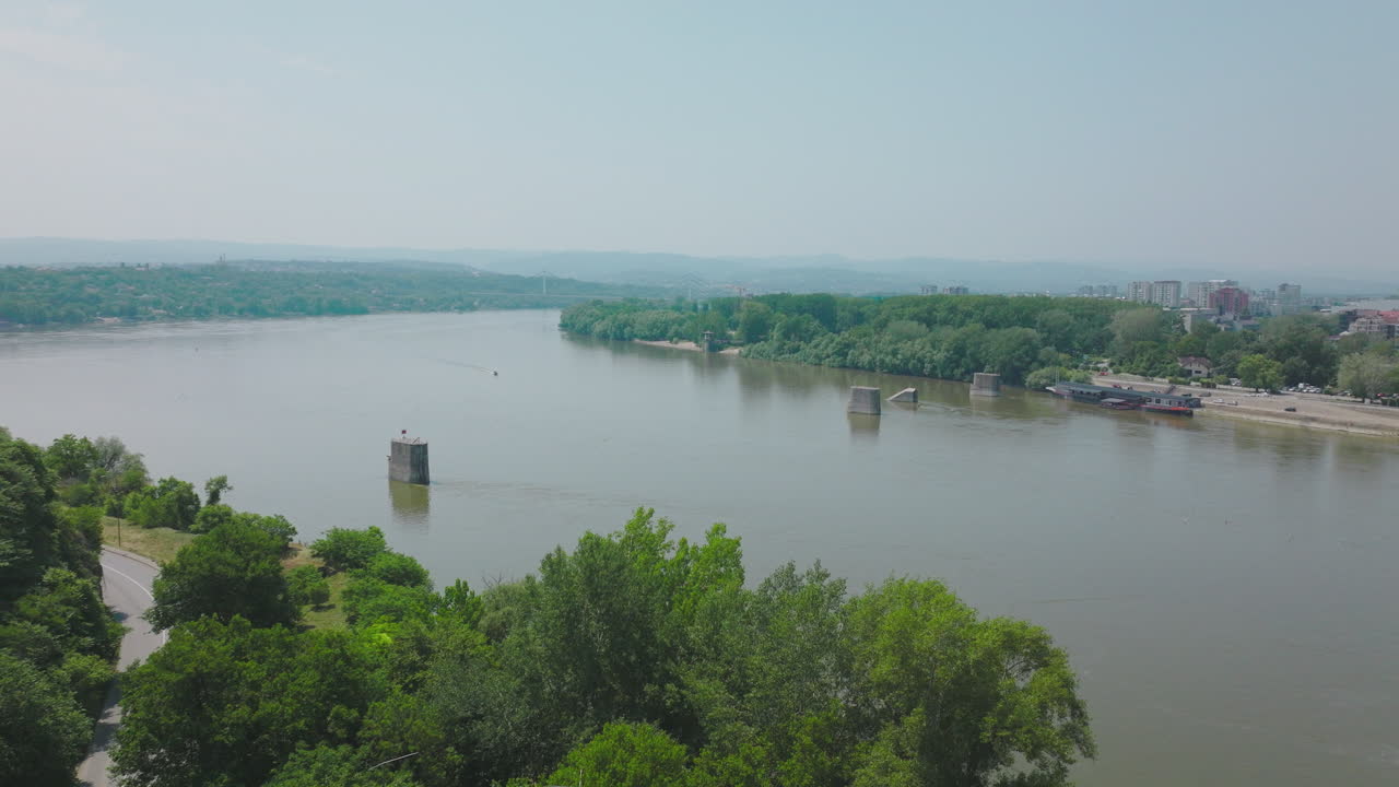 paisaje fluvial con puente y vista de la ciudad