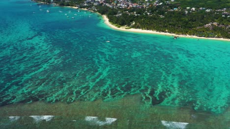 volando en la costa del océano en el dron