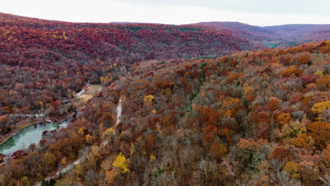 Mehrfarbige-Bäume-Mit-Bergstraße-In-Der-Nähe-Von-Devil&#39;s-Den-State-Park,-Arkansas,-USA