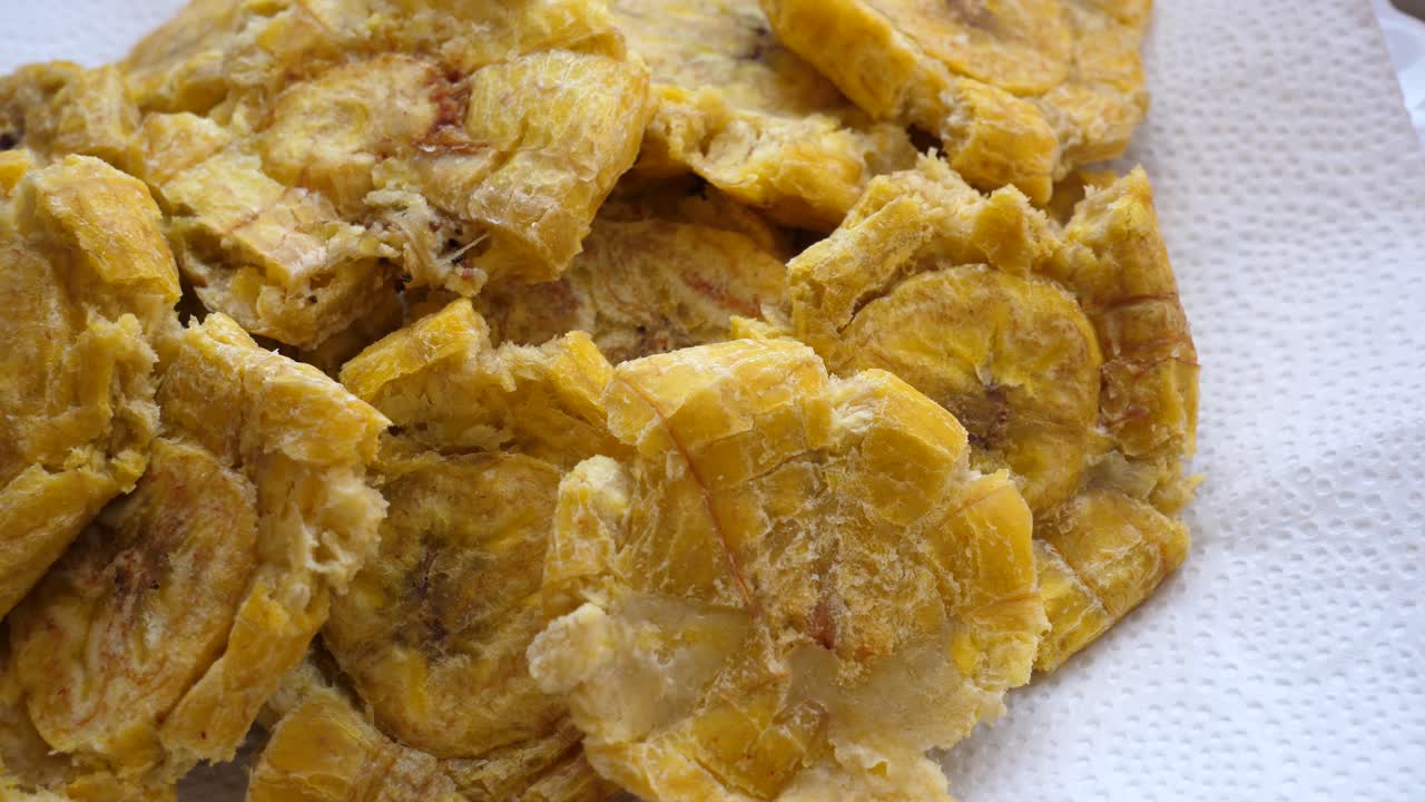 타치노 슬라이드 슬로우 모션을 위해 으깬 튀긴 바나나