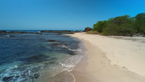 4k-Drone-Aéreo-Paso-Elevado-Modelo-De-Mujer-Morena-Caminando-Por-La-Playa-Tropical-Del-Caribe