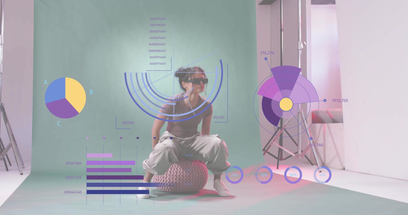 Mulher carregando um pufe, colocando-o contra um fundo verde, sentando e colocando óculos de VR para demonstração de tecnologia.