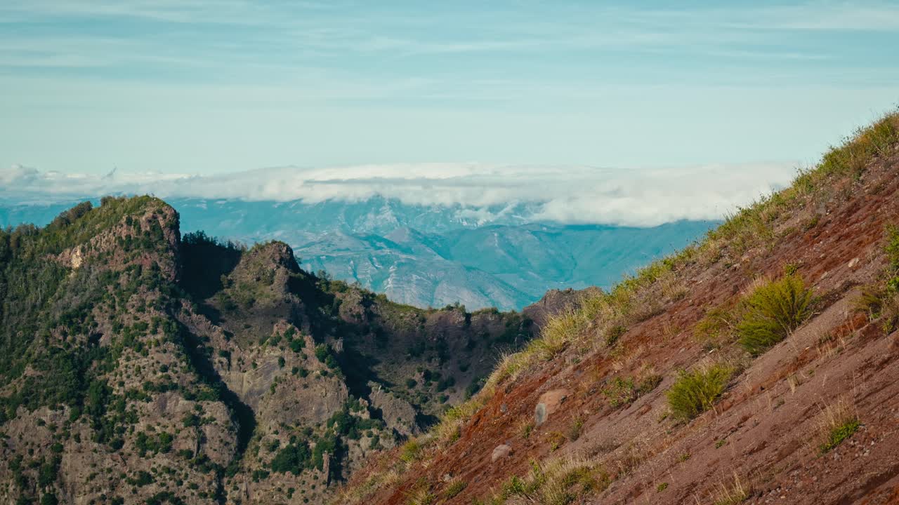 la cumbre cubierta de nubes del monte vesubio, italia