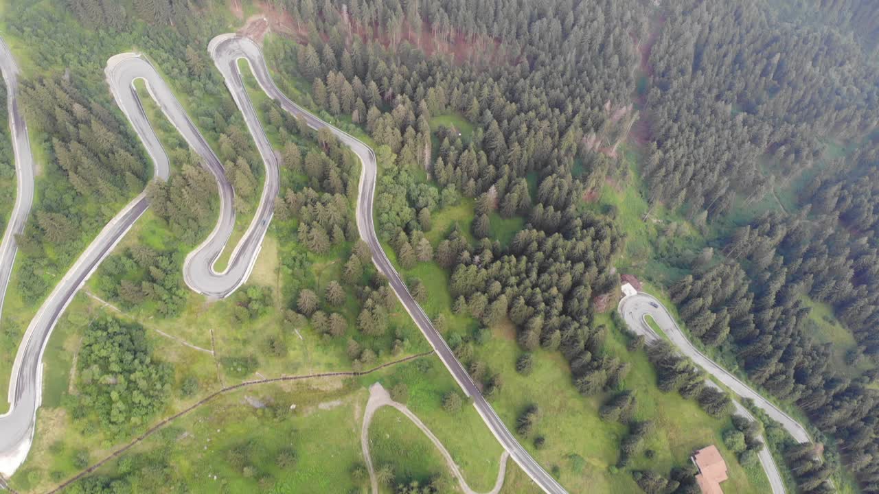 toma aérea de una carretera serpenteante en lombardía, italia