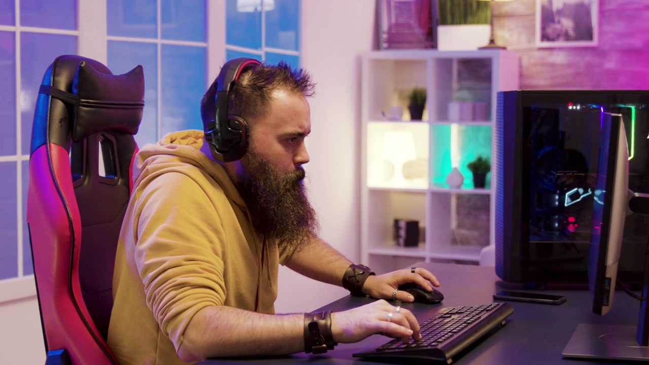 Gamer vincente festeggia un risultato positivo online