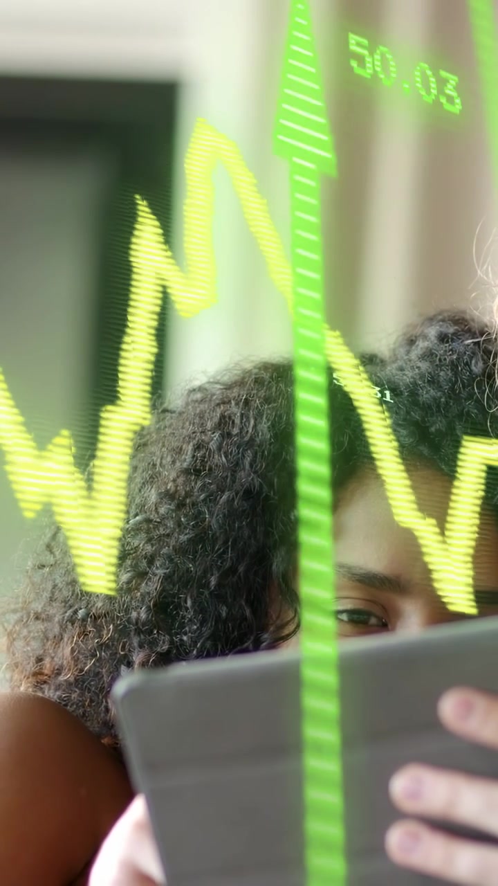 Verticale video: Vrouw leunt achterover op de bank, bekijkt een tablet en tikt om neon financiële grafiekcijfers te zien.