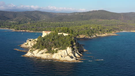 isla rocosa al sur de francia bormes les mimosas fuerte de bregancon día soleado